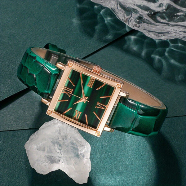 Eclat Newyork' 5-piece women's quartz watch and emerald pendant jewellery set is beautifully presented on a jewellery display.