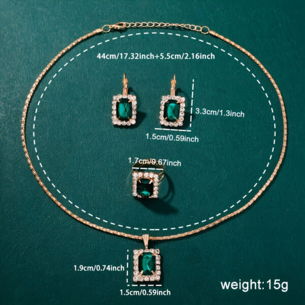 Eclat Newyork' 5-piece women's quartz watch and emerald pendant jewellery set is beautifully presented on a jewellery display.