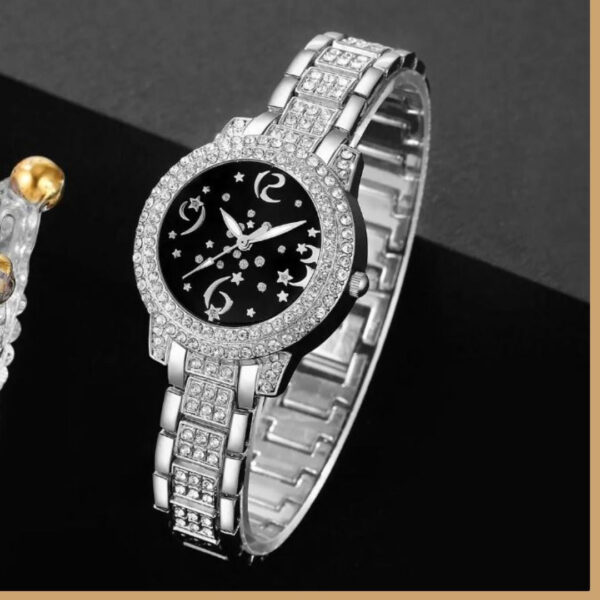 Eclat Newyork' 5-piece women's quartz watch and emerald pendant jewellery set is beautifully presented on a jewellery display.